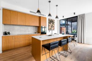 Η κουζίνα ή μικρή κουζίνα στο Wanaka Modern Townhouse with Outdoor Fireplace Sleeps 8 +24 φωτογραφίες