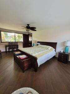 Un dormitorio con una cama y un ventilador de techo. en Casa Enayati - Entire 4 Bedroom Home Coco Del Mar, en Panamá