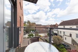 エプソムにあるRoomspace Serviced Apartments - Marquis Courtの通りの景色を望むバルコニー(テーブル付)