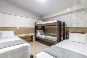 a room with two bunk beds in it at Recanto Nery C Vermelha - temporada in Coroa Vermelha
