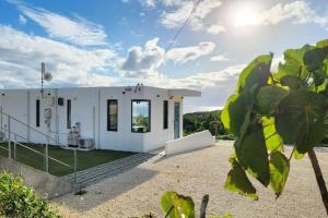 een wit huis met veel ramen bij vebora eternity in Bora