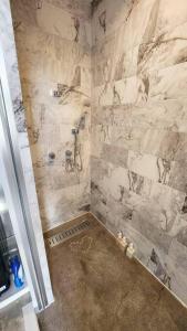 een badkamer met douche met een stenen muur bij vebora eternity in Bora +60 foto's