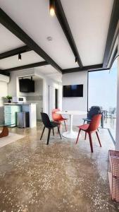 een kamer met stoelen, een tafel en een scherm bij vebora eternity in Bora