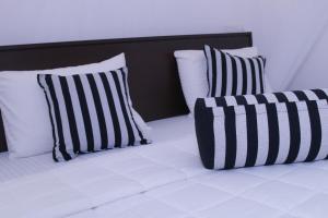 Een bed of bedden in een kamer bij Different View