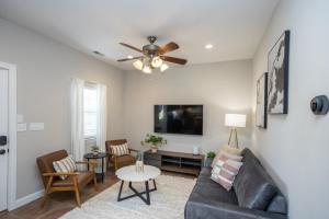 Un televizor și/sau centru de divertisment la Tiny Home With Hot Tub Near Ft Leonard Wood!