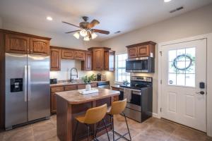 O bucătărie sau chicinetă la Tiny Home With Hot Tub Near Ft Leonard Wood!