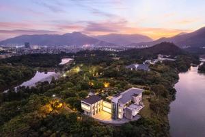 uma vista aérea de um grande edifício sobre o rio em Carp Islet Resort Fuzhou em Fucheu