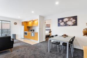 Η κουζίνα ή μικρή κουζίνα στο Four on Flinders - one bedroom apartment