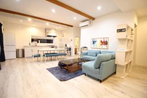 een grote woonkamer met een bank en een tafel bij vebora shine in Bora