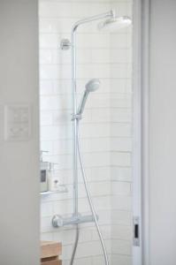 een douche in een badkamer met een douchekop bij vebora shine in Bora +81 foto's