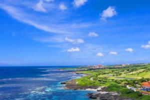 een luchtzicht op de oceaan en een strand bij vebora shine in Bora