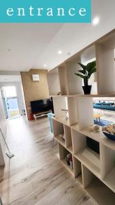 een woonkamer met een keuken met kasten en een vloer bij vebora shine in Bora