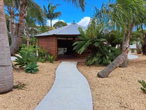 Κήπος έξω από το Prom Port Holiday Cottages-Wilsons Prom,Port Welshpool,Whale Watching,Fishing