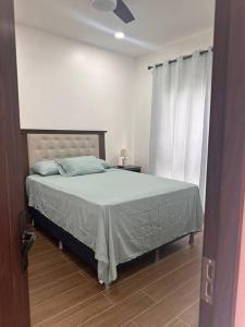 Giường trong phòng chung tại Aqua Bliss!