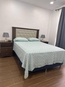 Giường trong phòng chung tại Aqua Bliss!