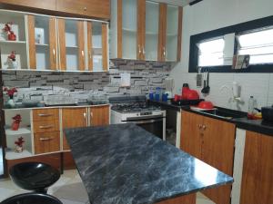 CasaShow temporadas في بورتو دي سويبي: مطبخ مع موقد وطاولة عمل