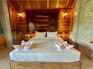 Postel nebo postele na pokoji v ubytování Koh Tao Relax Freedom Beach Resort