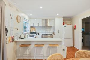 Køkken eller tekøkken på Cowes Cottage Phillip Island