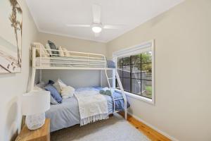 En eller flere senge i et værelse på Cowes Cottage Phillip Island