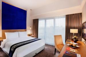 Postel nebo postele na pokoji v ubytování Swiss-Belinn Malang