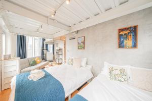 Giường trong phòng chung tại Blue Sky Home Osaka Kishinosato Close to Station