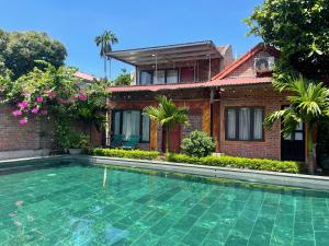 una casa y una piscina frente a una casa en Anh Huong Tam Coc Homestay, en Ninh Binh