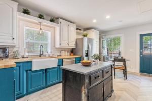 Dapur atau dapur kecil di Midtown Masterpiece Whot Tub, Pets By Hvnlyhomes