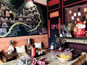 una stanza con una parete nera e una mappa di Red Tomato B&B a Jinsha