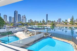 Πισίνα στο ή κοντά στο Riverside 4 Bedroom House Unit in Surfers Paradise