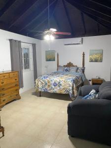 Una cama o camas en una habitación de Haven Escape near Montego Bay
