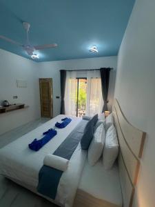 Postel nebo postele na pokoji v ubytování Infinity Beach Dhigurah