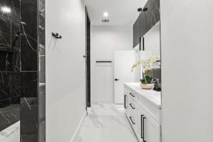 Ένα μπάνιο στο Southern Luxury Home +14 φωτογραφίες