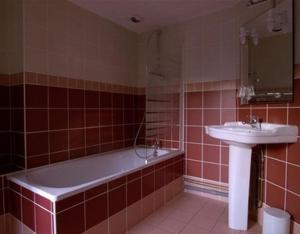 ein Badezimmer mit einer Badewanne und einem Waschbecken in der Unterkunft Hôtel Picheyre in Formiguères