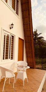 Charming View 'A' Frame 2BHK Villa- Wayanad的阳台或露台