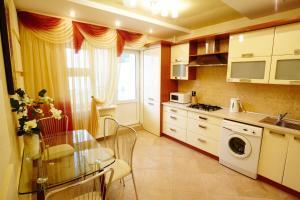 een keuken met een glazen tafel en een eetkamer bij Luxury Apartment in New Building in Chişinău