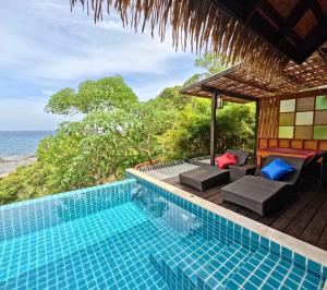 Bazén v ubytování Koh Tao Relax Freedom Beach Resort nebo v jeho okolí
