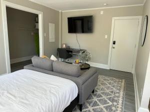 Un dormitorio con una cama, un sofá y un televisor. en Lennox B401 Peaceful & Perfect Studio Apt, en Filadelfia
