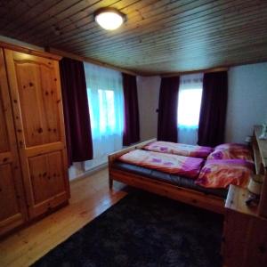 una camera con letto e alcune finestre di Panoramablick Line a Winklern