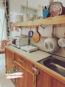 Kuchyň nebo kuchyňský kout v ubytování El Nissi Staycation, THE COLOR CABIN, Enchanted Kingdom + 14 fotografií