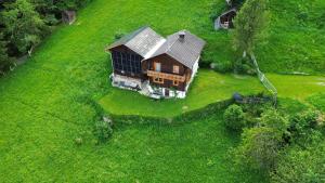 una vista aerea di una casa su un campo verde di Panoramablick Line a Winklern