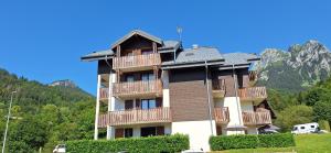 un bâtiment avec balcon et montagne en arrière-plan dans l'établissement Bernex T2 toute saison au pied des pistes, à Bernex