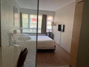 Llit o llits en una habitació de Starling Hôtel Résidence Genève