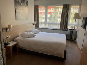 Llit o llits en una habitació de Starling Hôtel Résidence Genève