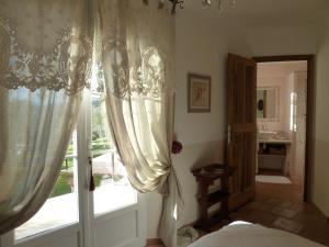 コティニャックにあるMas de l'Olivetteのベッドルーム(ベッド1台、窓付)