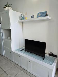 リミニにあるLittle Dream Home Luxury Escapeのキッチン(薄型テレビ付)