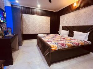 Postel nebo postele na pokoji v ubytování Hotel Nizamuddin Fab