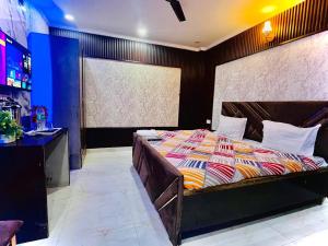 Postel nebo postele na pokoji v ubytování Hotel Nizamuddin Fab