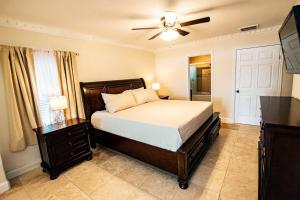 Postel nebo postele na pokoji v ubytování Lake Hamilton VI - Pool and Backyard Oasis + 41 fotografií