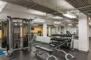 Fitness centrum a/nebo fitness zařízení v ubytování Large 1 Bed Apt In The Heart Of Downtown