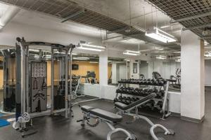 Pusat kecergasan dan/atau kemudahan kecergasan di Stunning Downtown Studio With Rooftop Patio
